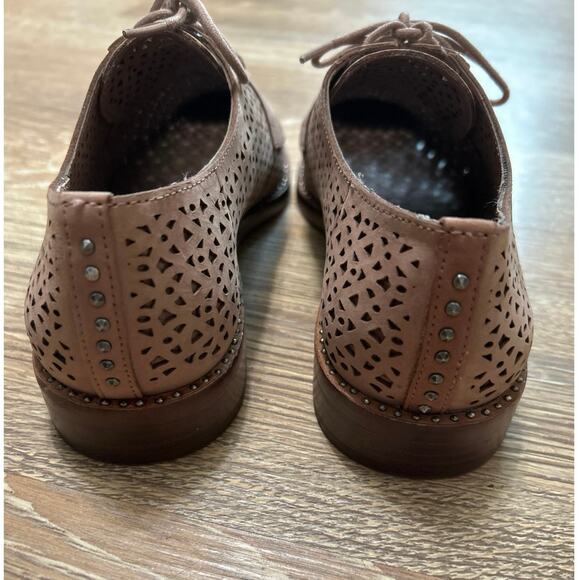 Vince Camuto Lesta Tan Perforated Leather Lace Up Studded Oxford Loafer Size 8 - Picture 5 of 12